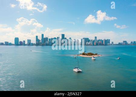 Boote in Biscayne Bay in der Nähe von Brickell in Miami, Florida Stockfoto