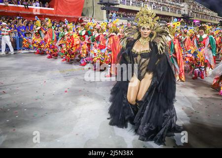 24. April 2022, RIO DE JANEIRO, RIO DE JANEIRO, BRASILIEN: Mitglieder der Samba-Schule von Grande Rio treten während der Karnevalsparade von Rio im Sambadrome Marques de Sapucai in Rio de Janeiro, Brasilien, am 24. April 2022 auf (Foto: © William Volcov/ZUMA Press Wire) Stockfoto