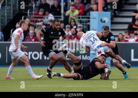 Olly Woodburn #14 von Exeter Chiefs wird von Ben Earl #7 von Saracens, Andy Christie #20 von Saracens, Billy Vunipola #8 von Saracens angegangen Stockfoto