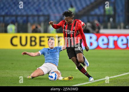 Stadio Olimpico, Rom, Italien. 24. April 2022. Italienische Serie A Fußball, SS Lazio gegen AC Mailand; Patric und Rafael Leao Credit: Action Plus Sports/Alamy Live News Stockfoto