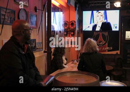 Paris, Frankreich. 24. April 2022. Französische Bürger beobachten die Rede der rechtsextremen Kandidatin Marine Le Pen am Sonntag, dem 24. April 2022, im Fernsehen in einem Café in Paris. Der scheidende Präsident Emmanuel Macron wurde erneut in Frankreichs Spitzenjob Macron gewählt und besiegte Le Pen. Foto von Maya Vidon-White Kredit: UPI/Alamy Live News Stockfoto