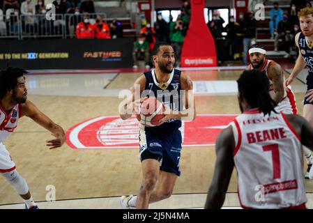 Enerxenia Arena, Varese, Italien, 24. April 2022, Durham attackiert den Ring während der Openjobmetis Varese gegen Fortitudo Bologna - Italienische Basketball A Serie Championship Stockfoto