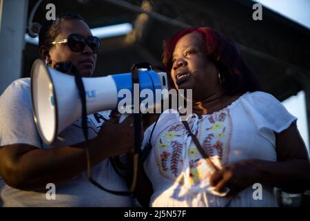 Jeanene Hammonds, die Großmutter von Ma'Khia Bryant, spricht beim Abschluss der Gemeindewache für Ma'Khia. „Sie wird immer in meinem Herzen geliebt werden und in meiner Familie fehlt jetzt etwas, aber Gott wird es heilen und in seiner eigenen Zeit reparieren“, sagte Hammonds zum Abschluss der Vigil. Ein Jahr nachdem Bryant am Samstag, dem 23. April 2022, von der Polizei von Columbus im Alter von 16 Jahren von der Polizei von Columbus angeschossen und getötet wurde, fand im Mayme Moore Park in Columbus, Ohio, eine Mahnwache mit Kerzenlicht und ein Mahnmal für Ma'Khia Bryant statt. Die Schwestern von mA'Khia Bryant, Azariah Bryant, 14, und Ja'Niah Bryant, 16, erschienen zusammen mit ihrer Großmutter Stockfoto