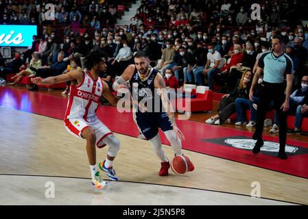 Varese, Italien. 24. April 2022. Aradori schlug während der Openjobmetis Varese gegen Fortitudo Bologna, Italienische Basketball-Meisterschaft In Varese, Italien, April 24 2022 Quelle: Independent Photo Agency/Alamy Live News Stockfoto