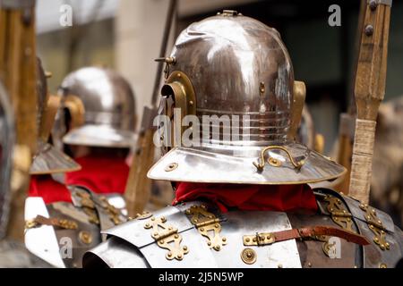 römische Soldaten in einer historischen Nachstellung zu ostern. Menschen, die eine römische Legion aufführen Stockfoto