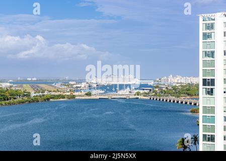 Kreuzschiff, Explorer of the Seas, das in San Juan Puerto Rico im Dock anliegt Stockfoto