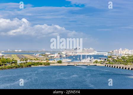 Kreuzschiff, Explorer of the Seas, das in San Juan Puerto Rico im Dock anliegt Stockfoto