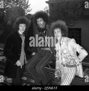 Die Erfahrung von Jimi Hendrix, der auf dem Balkon eines Theaters in Issy-les-Moulineaux bei Paris für die Kamera posiert, während er am 11. Mai 1967 bei einer Probe für das französische Fernsehen eine Pause macht. Stockfoto