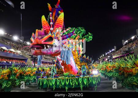 24. April 2022, RIO DE JANEIRO, RIO DE JANEIRO, BRASILIEN: Mitglieder der Sambaschule Unidos da Tijuca treten während der Karnevalsparade von Rio im Sambadrome Marques de Sapucai in Rio de Janeiro, Brasilien, am 24. April 2022 auf (Foto: © William Volcov/ZUMA Press Wire) Stockfoto