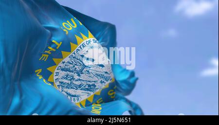 Die US-Staatsflagge von South Dakota winkt im Wind. South Dakota ist ein US-Bundesstaat in der Region North Central der Vereinigten Staaten. Demokratie und Ind Stockfoto