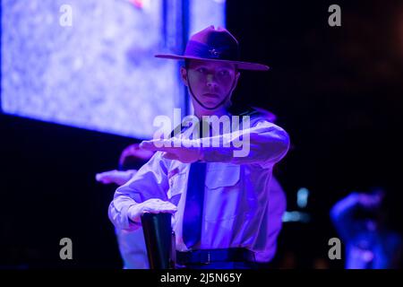 Sydney, Australien. 25. April 2022. Ein Mitglied der Catafalque Party nimmt am 25. April 2022 am jährlichen ANZAC Day Morgengrauen am Coogee Beach in Sydney Teil. Der Anzac-Tag ist ein Nationalfeiertag in Australien, der traditionell von einem Gottesdienst in der Morgendämmerung während der ursprünglichen Landung in Gallipoli geprägt ist und den ganzen Tag über mit Zeremonien und Paraden gefeiert wird. Der Anzac Day erinnert an den Tag, an dem die australische und neuseeländische Armee (ANZAC) am 25. April 1915, während des 1. Weltkriegs, an den Ufern von Gallipoli landete. Kredit: Izhar Ahmed Khan/Alamy Live Nachrichten/Alamy Live Nachrichten Stockfoto