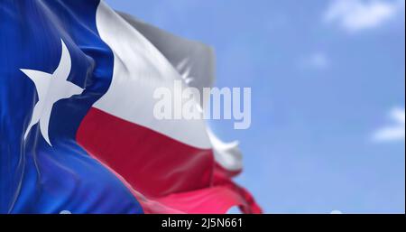 Die US-Staatsflagge von Texas winkt im Wind. Texas ist ein Staat in der Region South Central der Vereinigten Staaten. Demokratie und Unabhängigkeit. Stockfoto