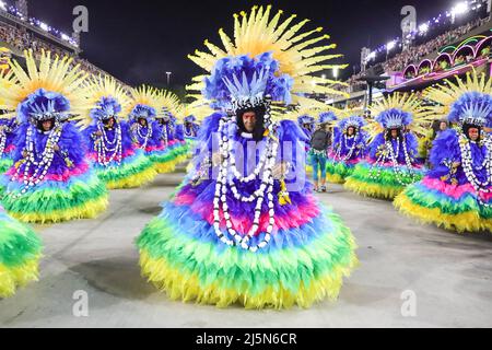 24. April 2022, RIO DE JANEIRO, RIO DE JANEIRO, BRASILIEN: Mitglieder der Sambaschule Unidos da Tijuca treten während der Karnevalsparade von Rio im Sambadrome Marques de Sapucai in Rio de Janeiro, Brasilien, am 24. April 2022 auf (Foto: © William Volcov/ZUMA Press Wire) Stockfoto