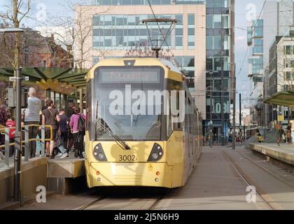 Manchester, Großbritannien - 16. April 2022: Eine Straßenbahn der Manchester Metrolink an der Straßenbahnhaltestelle St. Peter's Square. Stockfoto