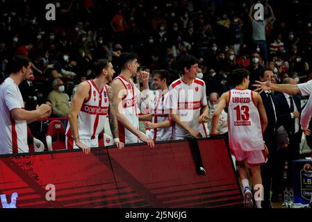 Varese, Italien. 24. April 2022. Pallacanestro Varese realisiert den Sieg während Openjobmetis Varese vs Fortitudo Bologna, Italienische Basketball A Serie Championship in Varese, Italien, April 24 2022 Kredit: Unabhängige Fotoagentur/Alamy Live Nachrichten Stockfoto