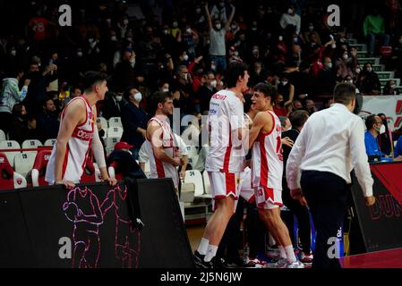 Varese, Italien. 24. April 2022. Pallacanestro Varese realisiert den Sieg während Openjobmetis Varese vs Fortitudo Bologna, Italienische Basketball A Serie Championship in Varese, Italien, April 24 2022 Kredit: Unabhängige Fotoagentur/Alamy Live Nachrichten Stockfoto