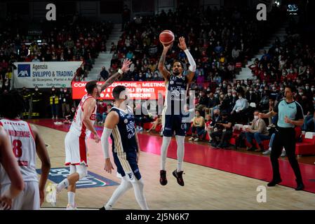 Varese, Italien. 24. April 2022. Frazier schießen während Openjobmetis Varese vs Fortitudo Bologna, Italienische Basketball Eine Serie Meisterschaft in Varese, Italien, April 24 2022 Kredit: Unabhängige Fotoagentur/Alamy Live Nachrichten Stockfoto