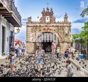 Menschen füttern Taube auf Old San Juan Stockfoto