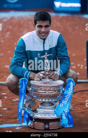 Barcelona. 24. April 2022. Der spanische Carlos Alcaraz feiert am 24. April 2022 während der Preisverleihung des Barcelona Open ATP 500 Series Turniers in Barcelona, Spanien. Quelle: Joan Gosa/Xinhua/Alamy Live News Stockfoto