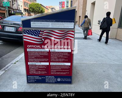 Am 24. April 2022 ist vor der Kearny Street 808 und dem City College of San Francisco - Chinatown Center eine offizielle Wahlurnenabgabestelle zu sehen. In San Francisco gibt es 34 offizielle Wahlurnen. Jede Wahlurne wird sich im Freien befinden, auf einem barrierefreien Weg platziert werden und über einen einfachen Wahlzettel verfügen, der etwa 42 Zoll vom Boden entfernt positioniert wird, um Wählern mit Rollstühlen oder anderen Mobilitätshilfen einen möglichst bequemen Zugang zu ermöglichen. Alle Hinweise auf jeder Box verwenden eine kontrastreiche und großformatige Schrift mit einer blendfreien Oberfläche, die auf b ausgelegt ist Stockfoto