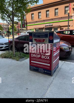 Am 24. April 2022 ist vor der Kearny Street 808 und dem City College of San Francisco - Chinatown Center eine offizielle Wahlurnenabgabestelle zu sehen. In San Francisco gibt es 34 offizielle Wahlurnen. Jede Wahlurne wird sich im Freien befinden, auf einem barrierefreien Weg platziert werden und über einen einfachen Wahlzettel verfügen, der etwa 42 Zoll vom Boden entfernt positioniert wird, um Wählern mit Rollstühlen oder anderen Mobilitätshilfen einen möglichst bequemen Zugang zu ermöglichen. Alle Hinweise auf jeder Box verwenden eine kontrastreiche und großformatige Schrift mit einer blendfreien Oberfläche, die auf b ausgelegt ist Stockfoto