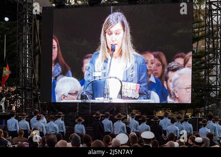 Sydney, Australien. 25. April 2022. Morgengrauen am Coogee Beach in Sydney am 25. April 2022. Der Anzac-Tag ist ein Nationalfeiertag in Australien, der traditionell von einem Gottesdienst in der Morgendämmerung während der ursprünglichen Landung in Gallipoli geprägt ist und den ganzen Tag über mit Zeremonien und Paraden gefeiert wird. Der Anzac Day erinnert an den Tag, an dem die australische und neuseeländische Armee (ANZAC) am 25. April 1915, während des 1. Weltkriegs, an den Ufern von Gallipoli landete. Kredit: Izhar Ahmed Khan/Alamy Live Nachrichten/Alamy Live Nachrichten Stockfoto