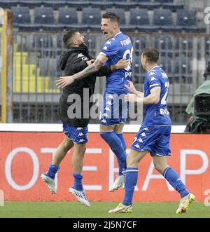 Empoli, Italien. 24. April 2022. Andrea Pinamonti (C) von Empoli feiert am 24. April 2022 sein erstes Tor bei einem Fußballspiel der Serie A zwischen Neapel und Empoli in Empoli, Italien. Quelle: Str/Xinhua/Alamy Live News Stockfoto