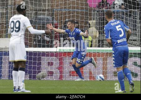 Empoli, Italien. 24. April 2022. Andrea Pinamonti (C) von Empoli feiert am 24. April 2022 sein erstes Tor bei einem Fußballspiel der Serie A zwischen Neapel und Empoli in Empoli, Italien. Quelle: Str/Xinhua/Alamy Live News Stockfoto