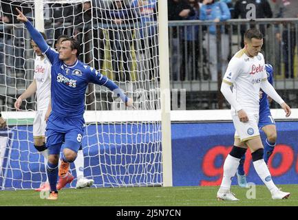 Empoli, Italien. 24. April 2022. Liam Henderson (L) von Empoli feiert sein Tor am 24. April 2022 bei einem Fußballspiel der Serie A zwischen Napoli und Empoli in Empoli, Italien. Quelle: Str/Xinhua/Alamy Live News Stockfoto