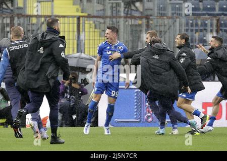 Empoli, Italien. 24. April 2022. Andrea Pinamonti (C) von Empoli feiert am 24. April 2022 sein erstes Tor bei einem Fußballspiel der Serie A zwischen Neapel und Empoli in Empoli, Italien. Quelle: Str/Xinhua/Alamy Live News Stockfoto