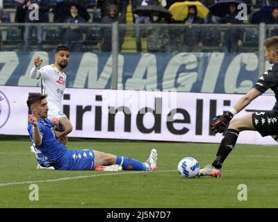 Empoli, Italien. 24. April 2022. Napoli's Lorenzo Insigne (hinten L) punktet am 24. April 2022 bei einem Fußballspiel der Serie A zwischen Napoli und Empoli in Empoli, Italien. Quelle: Str/Xinhua/Alamy Live News Stockfoto