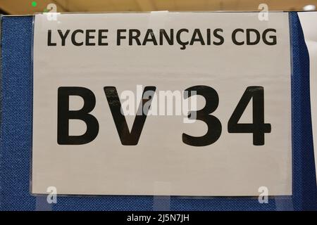 London, Großbritannien, 24.. April 2022. Während der zweiten Runde der Präsidentschaftswahlen 2022 werden in Lycee Francais Charles de Gaulle in South Kensington Wahllokale angezeigt. Die beiden verbleibenden Kandidaten sind Emmanual Macron und Marine Le Pen, wobei der erste für den Sieg prognostiziert wird. Kredit: Elfte Stunde Fotografie/Alamy Live Nachrichten Stockfoto