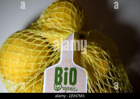 Bio-Bio-gelbe Zitronen in einem Fruchtbeutel Stockfoto