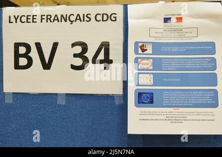 London, Großbritannien, 24.. April 2022. Während der zweiten Runde der Präsidentschaftswahlen 2022 werden in Lycee Francais Charles de Gaulle in South Kensington Wahllokale angezeigt. Die beiden verbleibenden Kandidaten sind Emmanual Macron und Marine Le Pen, wobei der erste für den Sieg prognostiziert wird. Kredit: Elfte Stunde Fotografie/Alamy Live Nachrichten Stockfoto