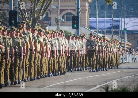 Melbourne, Australien. 25.. April 2022. Mitglieder der australischen Armee marschieren gemeinsam zur Anzac Day Parade. Quelle: Jay Kogler/Alamy Live News Stockfoto