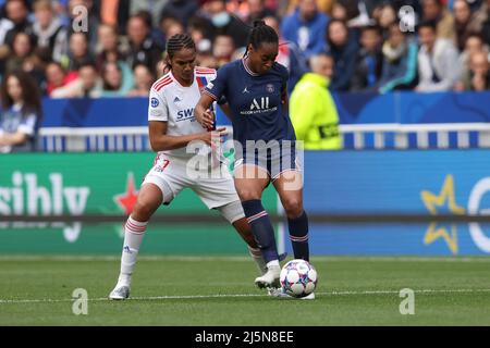 Lyon, Frankreich, 24.. April 2022. Marie-Antoinette Katoto von PSG schützt den Ball vor Wendie Renard aus Lyon während des UEFA Womens Champions League-Spiels im OL Stadium in Lyon. Bildnachweis sollte lauten: Jonathan Moscrop / Sportimage Kredit: Sportimage/Alamy Live News Stockfoto