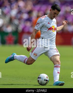 Orlando, Florida, USA. 24. April 2022: Der Mittelfeldspieler Lewis MORGAN (10) von New York Red Bulls spielt während des Spiels von Orlando City SC gegen New York Red Bulls im Exploria Stadium in Orlando, FL am 24. April 2022. (Bild: © Cory Knowlton/ZUMA Press Wire) Bild: ZUMA Press, Inc./Alamy Live News Stockfoto