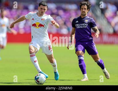 Orlando, Florida, USA. 24. April 2022: Der Mittelfeldspieler Lewis MORGAN (10) von New York Red Bulls steuert den Ball während des Spiels von Orlando City SC gegen New York Red Bulls im Exploria Stadium in Orlando, FL am 24. April 2022. (Bild: © Cory Knowlton/ZUMA Press Wire) Bild: ZUMA Press, Inc./Alamy Live News Stockfoto