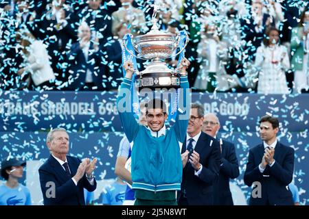 Carlos Alcaraz (ESP), APRIL24, 2022 - Tennis : Carlos Alcaraz aus Spanien hält die Trophäe bei der Siegerehrung nach dem Sieg im Einzel Finale gegen Pablo Carreno Busta aus Spanien beim Barcelona Open Banc Sabadell Tennisturnier im Real Club de Tenis de Barcelona in Barcelona, Spanien. Quelle: Mutsu Kawamori/AFLO/Alamy Live News Stockfoto