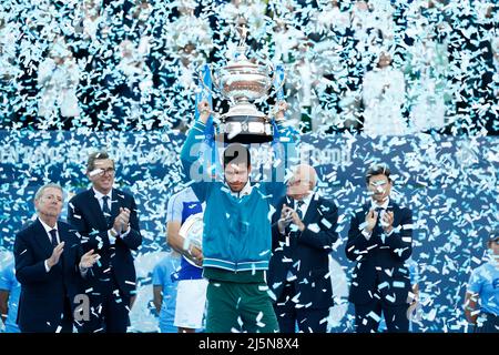Carlos Alcaraz (ESP), APRIL24, 2022 - Tennis : Carlos Alcaraz aus Spanien hält die Trophäe bei der Siegerehrung nach dem Sieg im Einzel Finale gegen Pablo Carreno Busta aus Spanien beim Barcelona Open Banc Sabadell Tennisturnier im Real Club de Tenis de Barcelona in Barcelona, Spanien. Quelle: Mutsu Kawamori/AFLO/Alamy Live News Stockfoto