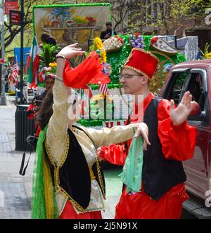 New York, Usa. 24. April 2022. Iranische Amerikaner tragen traditionelle iranische Kleidung und tanzen vor dem marsch auf der Madison Avenue, New York City, während der jährlichen Parade zum Persischen Tag am 24. April 2022. (Foto von Ryan Rahman/Pacific Press) Quelle: Pacific Press Media Production Corp./Alamy Live News Stockfoto