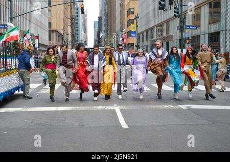 New York, Usa. 24. April 2022. Iranische Amerikaner in traditionellen Outfits tanzen auf der Madison Avenue während der jährlichen Parade zum Persischen Tag am 24. April 2022 in New York City. (Foto von Ryan Rahman/Pacific Press) Quelle: Pacific Press Media Production Corp./Alamy Live News Stockfoto