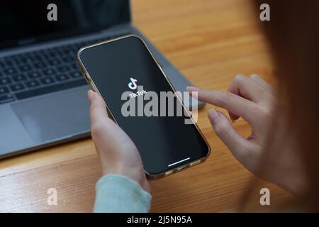 CHIANG MAI, THAILAND : APR 24 2022 : Tik Tok Anwendungssymbol auf dem Apple iPhone. TIK Tok Symbol und Anwendung. TikTok Social-Media-Netzwerk. Stockfoto