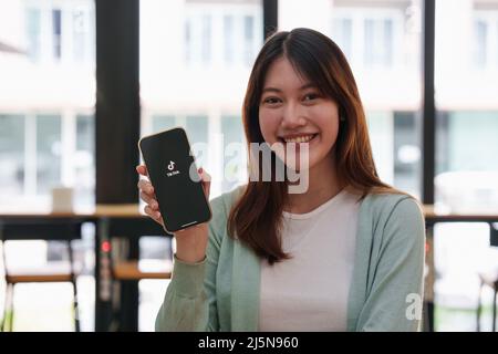 CHIANG MAI, THAILAND : APR 24 2022 : Tik Tok Anwendungssymbol auf dem Apple iPhone. TIK Tok Symbol und Anwendung. TikTok Social-Media-Netzwerk. Stockfoto