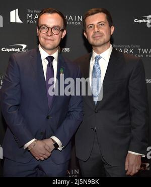 Washington, Usa. 24. April 2022. DER US-Verkehrsminister Pete Buttigieg (R) und der Ehemann Chasten posieren für Fotografen, die am Sonntag, den 24. April 2022, im Kennedy Center den jährlichen Mark Twain Prize for American Humor in Washington erhalten. Der Komiker Jon Stewart wird in diesem Jahr geehrt. Foto von Mike Theiler/UPI Credit: UPI/Alamy Live News Stockfoto