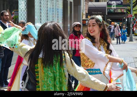 New York, New York, USA. 24. April 2022. Iranisch-amerikanische Mädchen, die traditionelle iranische Kleidung tragen und tanzen, bevor sie während der jährlichen Parade zum Persischen Tag am 24. April 2022 die Madison Avenue, New York City, entlang marschieren. (Bild: © Ryan Rahman/Pacific Press via ZUMA Press Wire) Bild: ZUMA Press, Inc./Alamy Live News Stockfoto