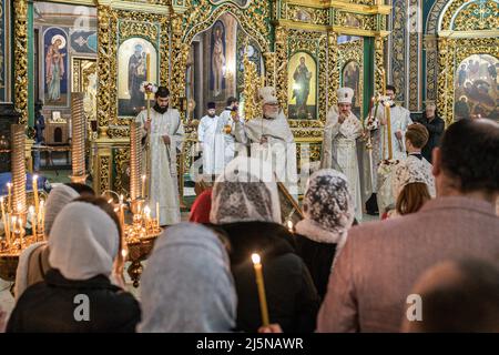 Vladimir (Jan), Bischof der moldauischen Orthodoxen Kirche, leitet die traditionelle Ostermesse in der Kathedrale von Chisinau Ostern in Chisinau wurde in diesem Jahr unter leichter Spannung gefeiert. Der bewaffnete Konflikt auf dem Territorium seines Nachbarlandes, der Ukraine, hat das aktuelle moldauische Panorama verändert. In der letzten Woche wurden die Alarme aufgrund angeblich verbreiter Informationen, die den Kampf auf dieses Land ausweiten könnten, wieder eingeschaltet. In diesem Szenario kamen in diesem Jahr Tausende von Menschen, um um Frieden zu bitten. Ostern wird traditionell jedes Jahr im Monat April gefeiert, letztes Fest Stockfoto