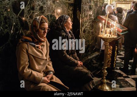 Zwei Frauen hören der Ostermesse in Moldawien zu. Ostern in Chisinau wurde in diesem Jahr unter leichter Spannung gefeiert. Der bewaffnete Konflikt auf dem Territorium seines Nachbarlandes, der Ukraine, hat das aktuelle moldauische Panorama verändert. In der letzten Woche wurden die Alarme aufgrund angeblich verbreiter Informationen, die den Kampf auf dieses Land ausweiten könnten, wieder eingeschaltet. In diesem Szenario kamen in diesem Jahr Tausende von Menschen, um um Frieden zu bitten. Ostern wird traditionell jedes Jahr im Monat April gefeiert, die letzte Feier ist die wichtigste der orthodoxen christlichen Kirche in Stockfoto