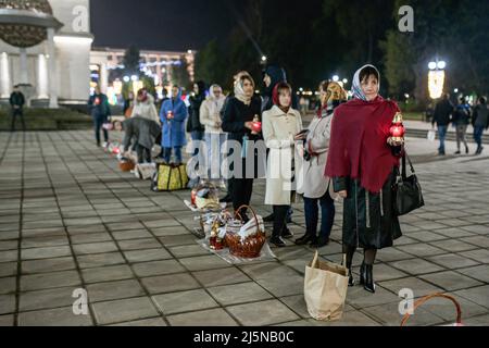 Frauen stehen vor der Kathedrale der orthodoxen Kirche in Moldawien, um während der traditionellen abendlichen Ostermesse Essen zum Segen zu bringen. Ostern in Chisinau wurde in diesem Jahr unter leichter Spannung gefeiert. Der bewaffnete Konflikt auf dem Territorium seines Nachbarlandes, der Ukraine, hat das aktuelle moldauische Panorama verändert. In der letzten Woche wurden die Alarme aufgrund angeblich verbreiter Informationen, die den Kampf auf dieses Land ausweiten könnten, wieder eingeschaltet. In diesem Szenario kamen in diesem Jahr Tausende von Menschen, um um Frieden zu bitten. Ostern wird traditionell jedes Jahr im Monat gefeiert Stockfoto