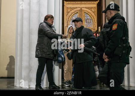 Kirchenmitglieder vertreiben einen Verkäufer außerhalb der Chisinau-Kathedrale zur Geburt Christi. Ostern in Chisinau wurde in diesem Jahr unter leichter Spannung gefeiert. Der bewaffnete Konflikt auf dem Territorium seines Nachbarlandes, der Ukraine, hat das aktuelle moldauische Panorama verändert. In der letzten Woche wurden die Alarme aufgrund angeblich verbreiter Informationen, die den Kampf auf dieses Land ausweiten könnten, wieder eingeschaltet. In diesem Szenario kamen in diesem Jahr Tausende von Menschen, um um Frieden zu bitten. Ostern wird traditionell jedes Jahr im Monat April gefeiert, die letzte Feier ist die wichtigste des Ortho Stockfoto